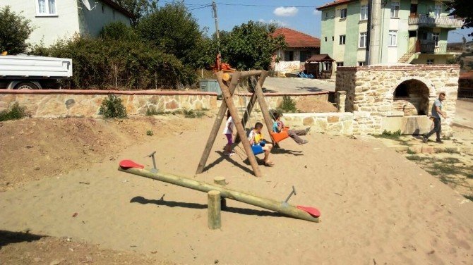 İzmit Belediyesi köylere oyun alanları yapıyor