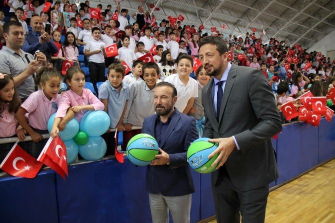 İzmit’te 5 Bin Öğrenciye Basketbol Topu Dağıtıldı