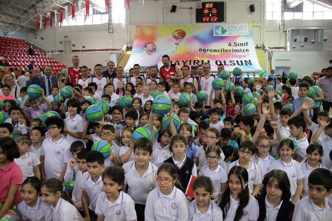 İzmit’te 5 Bin Öğrenciye Basketbol Topu Dağıtıldı
