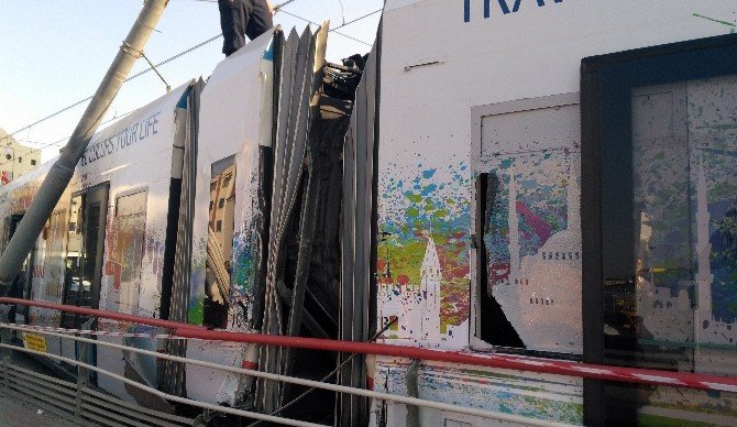Kabataş- Bağcılar seferini yapan tramvay kaza yaptı : 3 yaralı