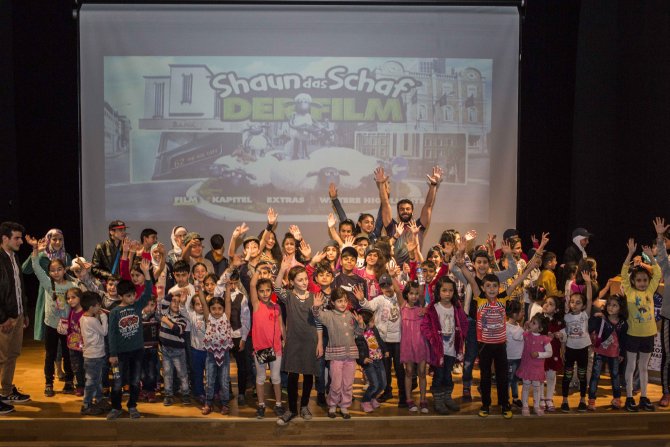 Suriyeli çocukların sinema sevinci