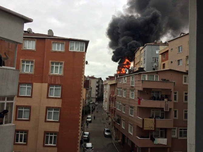 Kağıthane’de binanın çatısı alev alev yandı, mahalleli sokağa döküldü
