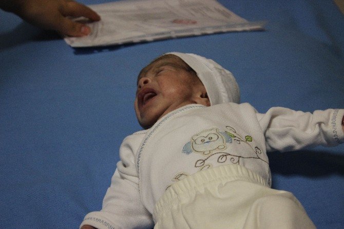 Kalp ameliyatı olan 2 kilo ağırlığındaki Suriyeli bebek hayata tutundu