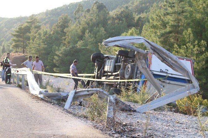Fethiye’de eşya yüklü kamyonet devrildi; 1 ölü, 2 yaralı
