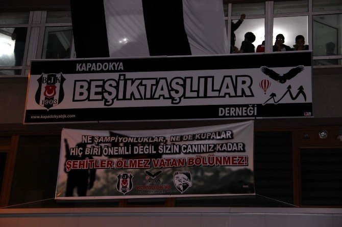 Beşiktaş Taraftarlarından Duygulandıran Pankart