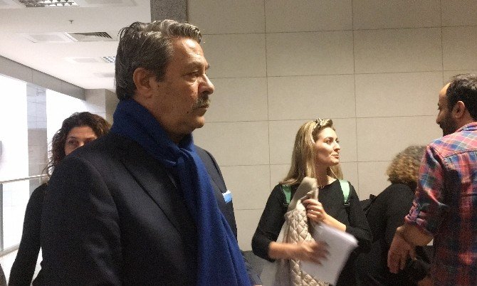 Kadir İnanır, sevgilisi Jülide Kural’ın davasına destek için adliyede