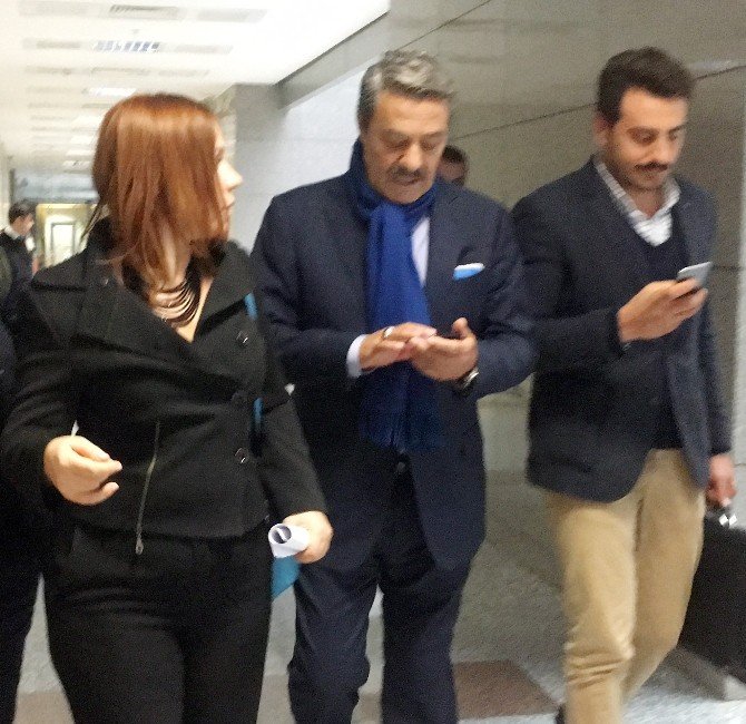 Kadir İnanır, sevgilisi Jülide Kural’ın davasına destek için adliyede