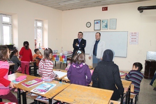 Karaalp köy okullarını ziyaret etti