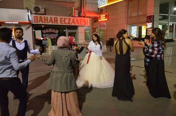 Gelin ile damat cadde ortasında çiftetelli oynadı