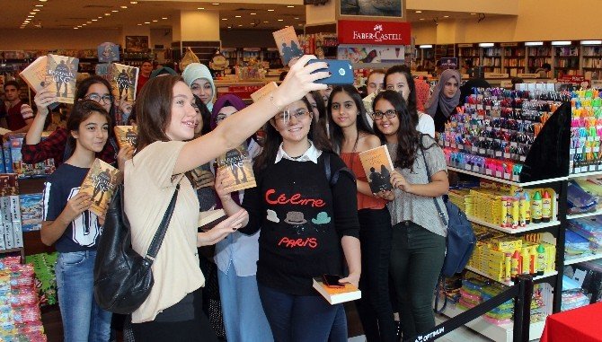 Genç yazar Alya Öztanyel okurları ile buluştu