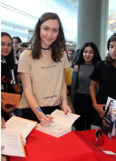 Genç yazar Alya Öztanyel okurları ile buluştu