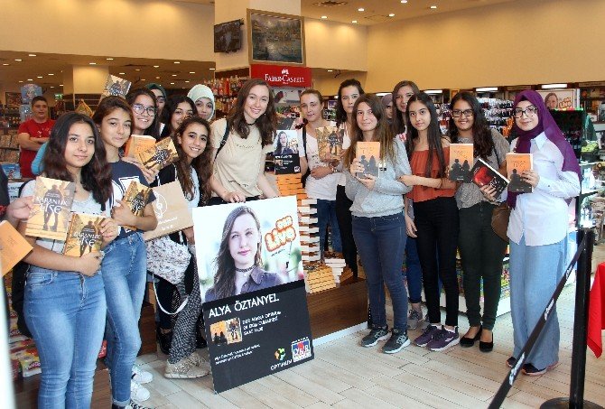 Genç yazar Alya Öztanyel okurları ile buluştu