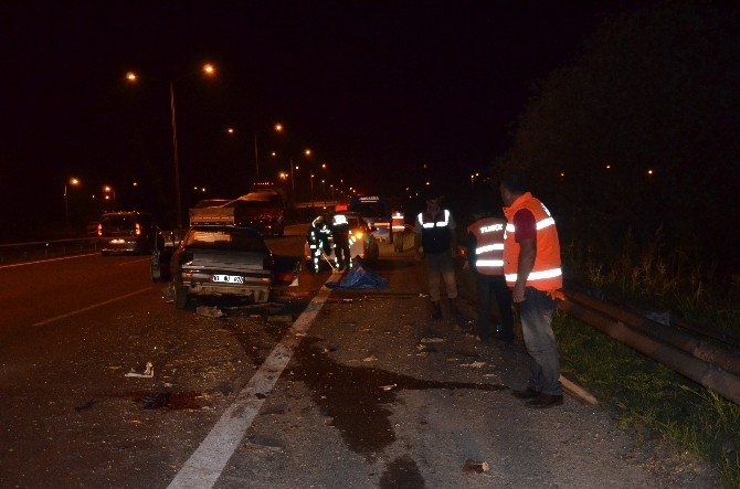 TEM Otoyolunda Karayolları ekiplerine otomobil çarptı: 5 yaralı