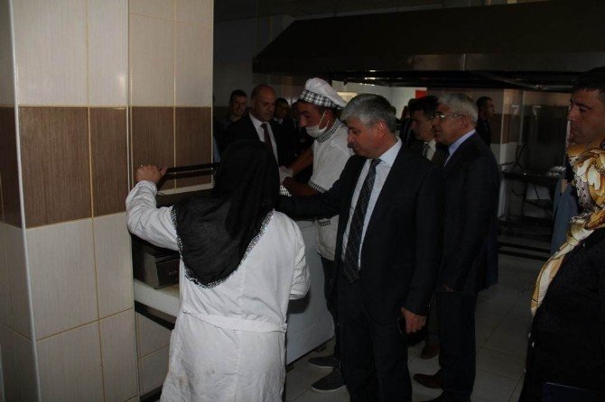 Kars Valisi Rahmi Doğan, KYK yurtlarını inceledi