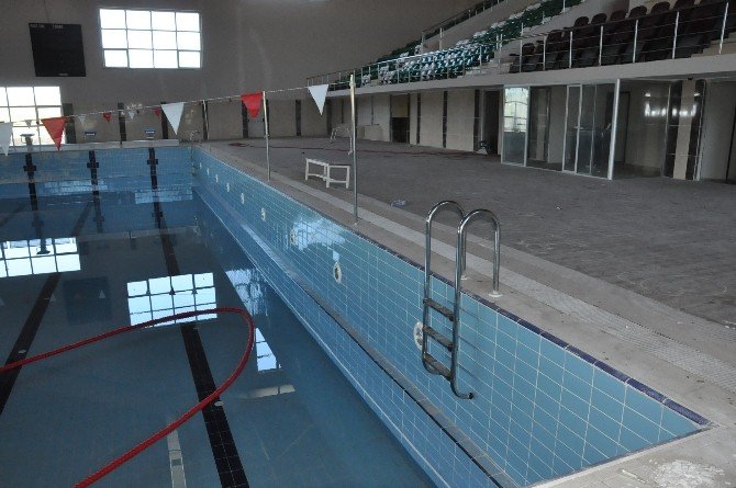 Kars’ın Yarı Olimpik Yüzme Havuzunun suyu çıktı