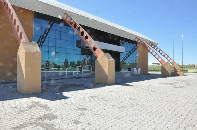 Kars’ın Yarı Olimpik Yüzme Havuzunun suyu çıktı