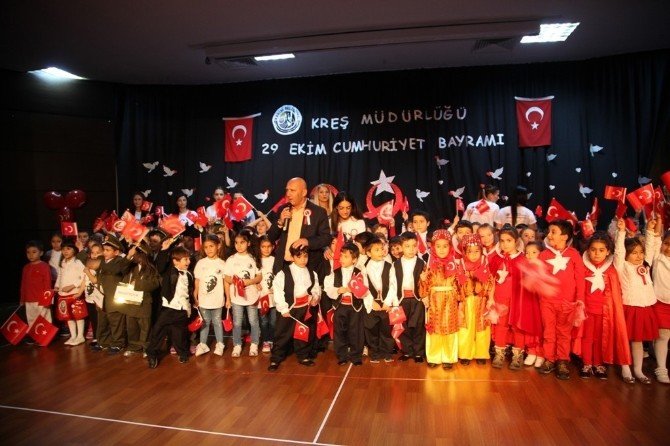 Kreş öğrencilerinden 29 Ekim Cumhuriyet Bayramı coşkusu