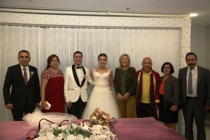Başkan Altınok Öz, Sosyal Yardım İşleri Müdürü Ali Kemal Özdemir’in nikahını kıydı