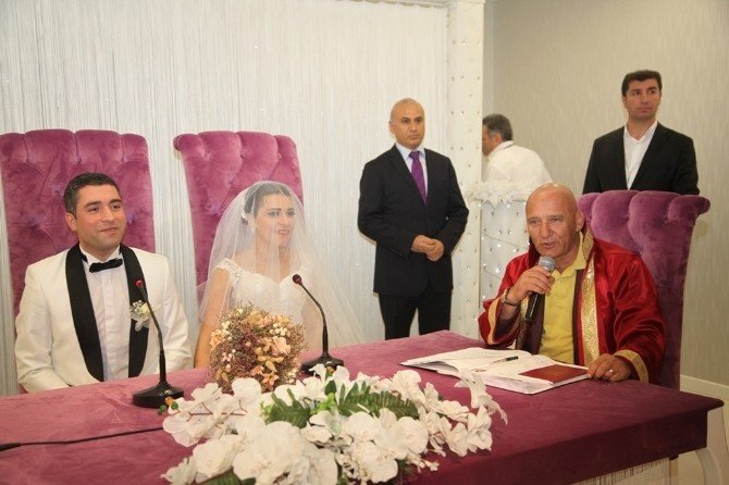 Başkan Altınok Öz, Sosyal Yardım İşleri Müdürü Ali Kemal Özdemir’in nikahını kıydı