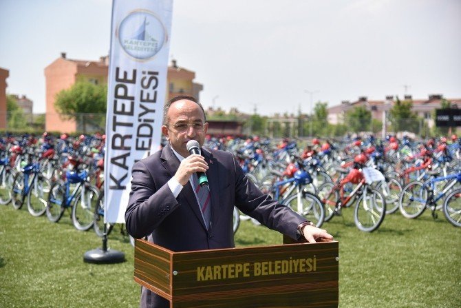 Başkan Üzülmez, 297 Öğrenciye Bisiklet Dağıttı