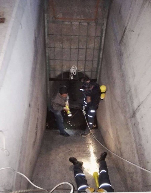 200 metre derinliğindeki kanala düşen köpeği, AFAD kurtardı