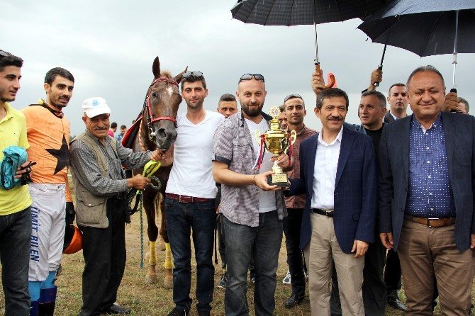 Atatürk ve İstiklal Kupası at yarışları yapıldı