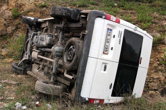 Kastamonu’da minibüs şarampole devrildi: 2 yaralı