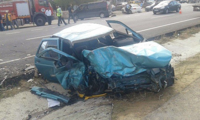 Ticari taksi ile otomobil çarpıştı: 1 ölü, 2 yaralı