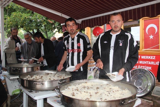 Beşiktaşlılar Şampiyonluklarını Etli Pilav Dağıtarak Kutluyor