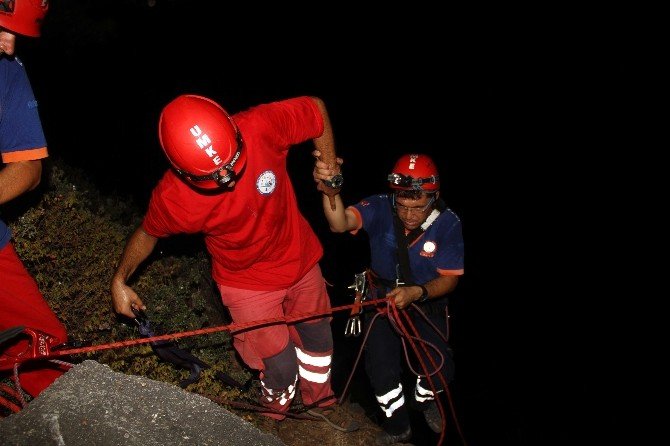Kayalıklarda mahsur kalan kişiyi UMKE kurtarıldı