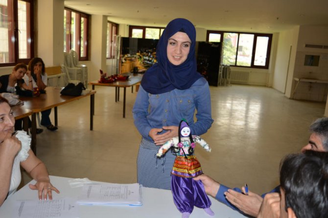 Bez bebek yapımını öğrenen kursiyerler sertifika aldı