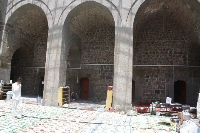 Kayseri’de 50 Kişi İtikafa Kapandı