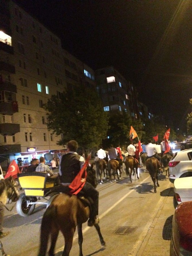 Kayseri'de atlı grup demokrasi nöbetine destek verdi