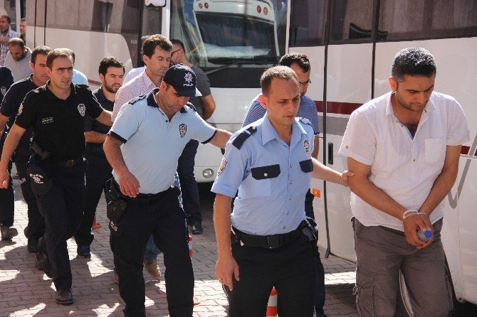 Kayseri’de FETÖ/PDY operasyonunda gözaltına alınan 43 polis adliyeye çıkarıldı