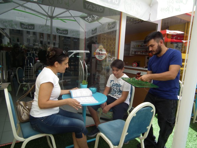 Çay iç, kitabı kap