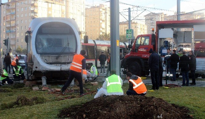 Kayseri’de öğrenci servisi ile tramvay çarpıştı: 7 yaralı
