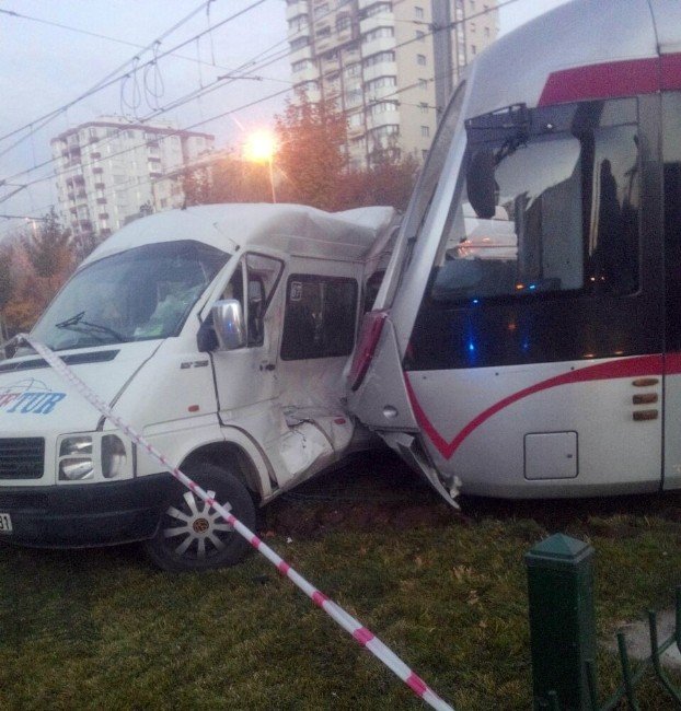 Kayseri’de öğrenci servisi ile tramvay çarpıştı: 7 yaralı