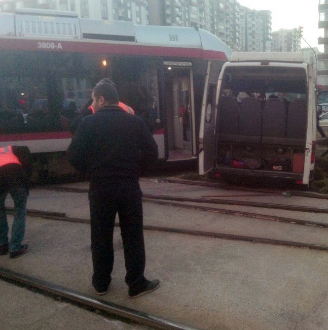 Kayseri’de öğrenci servisi ile tramvay çarpıştı: 7 yaralı
