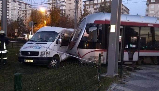 Kayseri’de öğrenci servisi ile tramvay çarpıştı: 7 yaralı