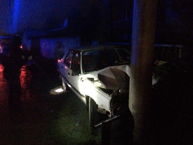 Direksiyon hakimiyetini kaybeden sürücü elektrik direğine çarptı: 1 yaralı