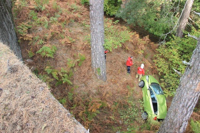Otomobil 20 metrelik şarampole uçtu: 2 yaralı