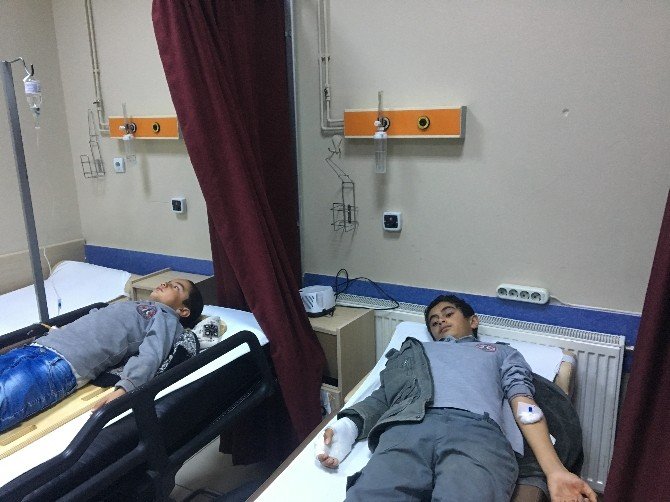 Aksaray’da öğrenci servisi devrildi: 5 yaralı