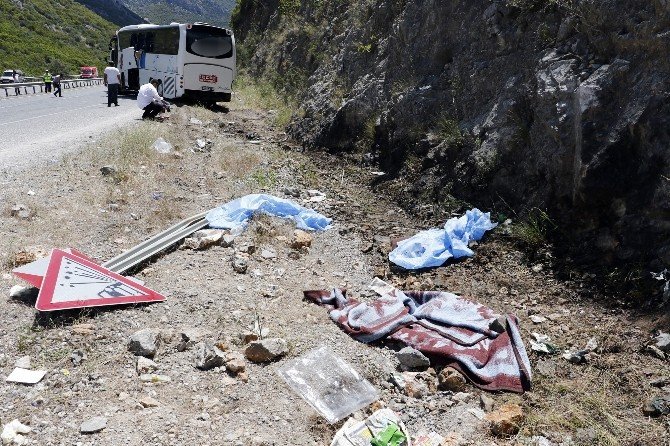 Antalya’da Otobüs Kayalıklara Çarptı: 2 Ölü, 10 Yaralı