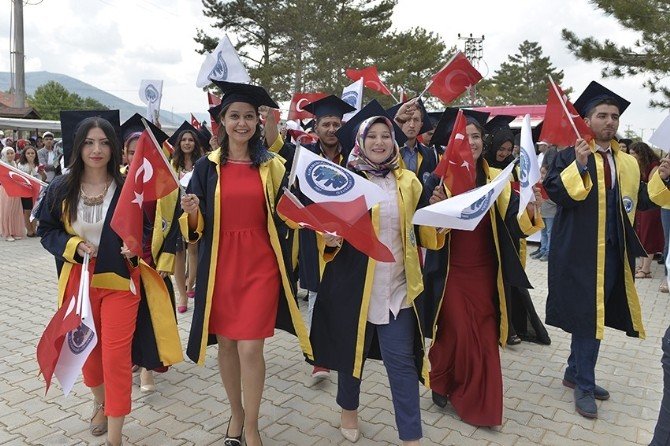 Kazım Karabekir Meslek Yüksekokulu’nda Mezuniyet Sevinci