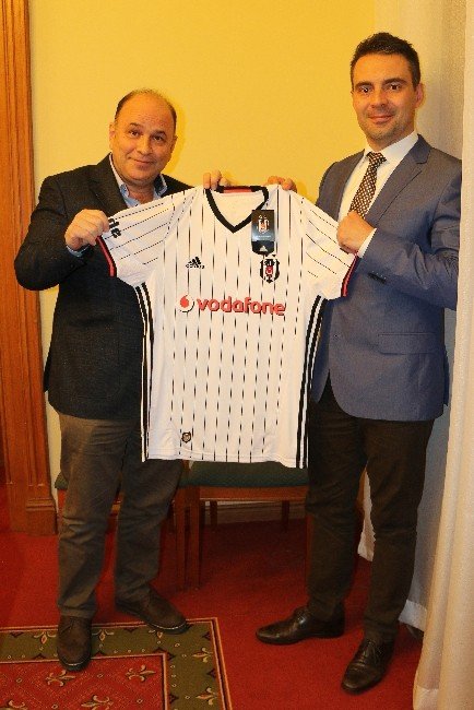 Macaristan ana muhalefet partisi lideri Gabor Vona terörü lanetledi