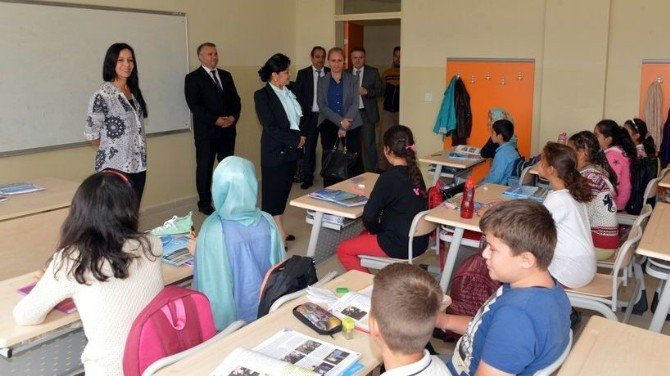 Vali Civelek, okullarda incelemelerde bulundu