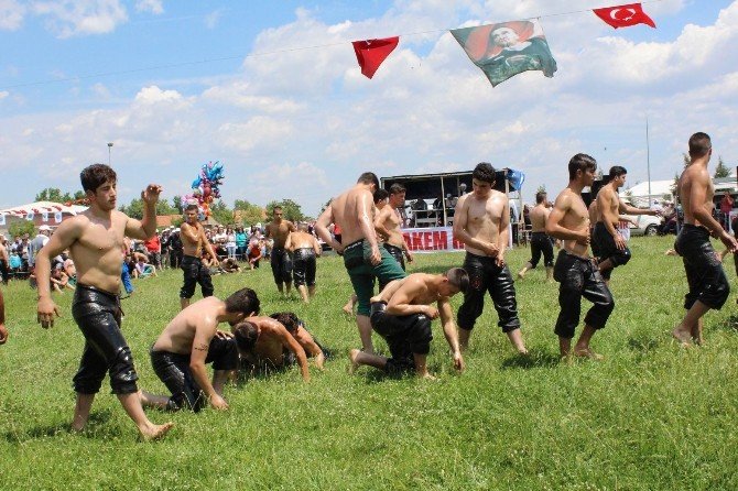 91.’si Düzenlenen Kavasoğlu Ve Şamdancıbaşı İbrahim Yağlı Güreşleri Başladı