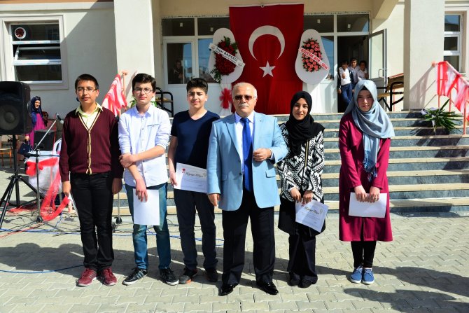 Kırşehir Merkez İmam Hatip Ortaokulu'nda ilk mezuniyet çoşkusu