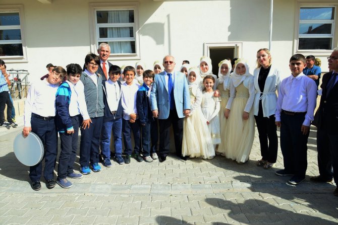 Kırşehir Merkez İmam Hatip Ortaokulu'nda ilk mezuniyet çoşkusu