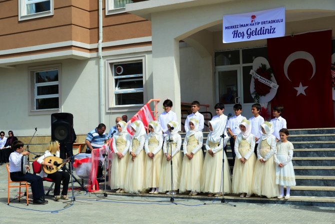 Kırşehir Merkez İmam Hatip Ortaokulu'nda ilk mezuniyet çoşkusu